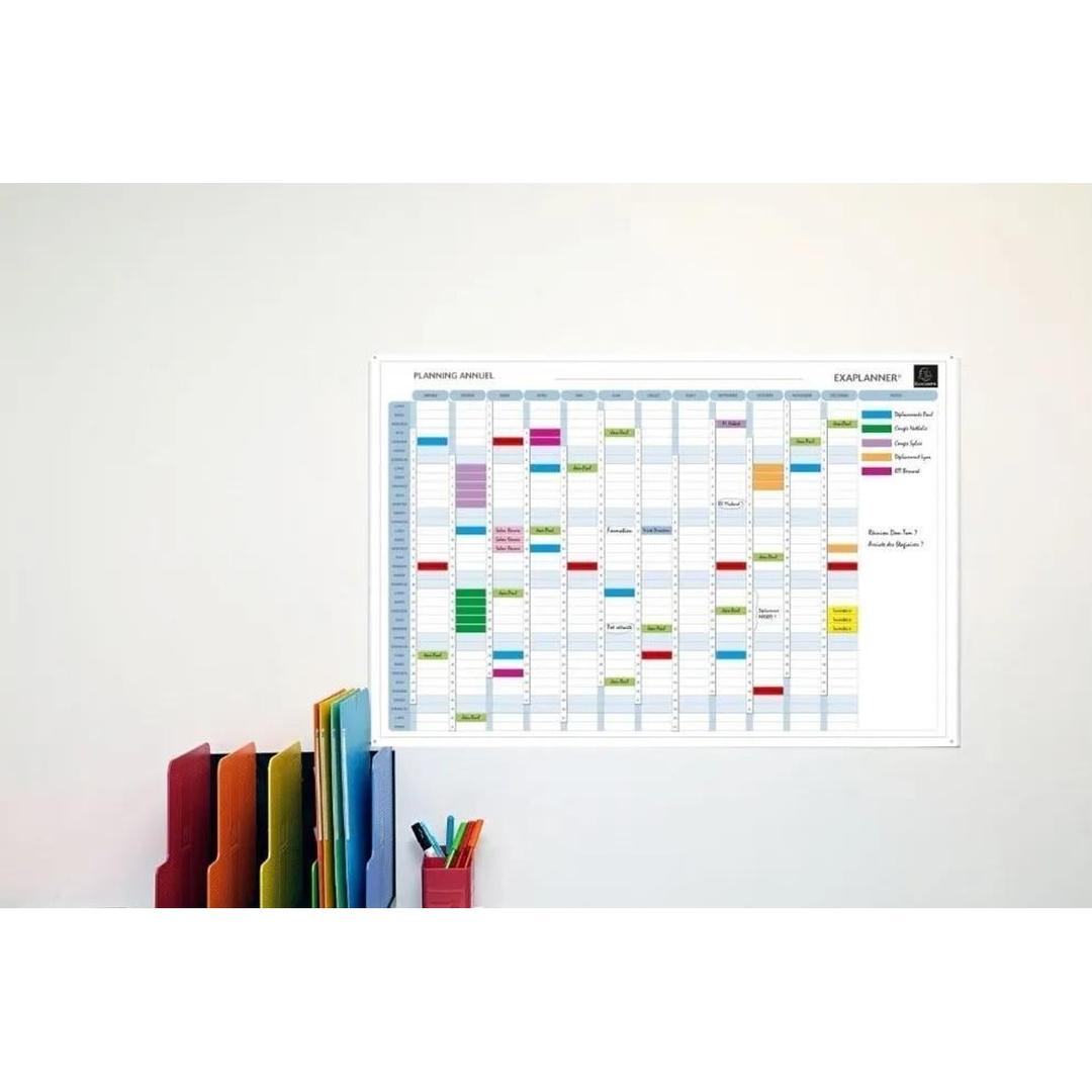 90 x 59 cm, textes en français Planning magnétique annuel Exaplanner EXACOMPTA - Planning magnétique annuel EXACOMPTA Exaplanner fixé au mur, en situation