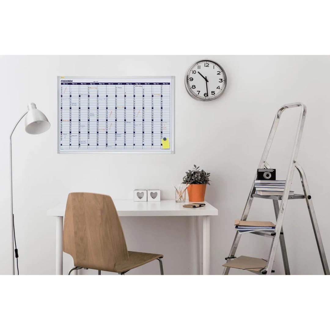 Permanent, 90 x 60 cm, impression en allemand et en anglais Tableau planning annuel X-tra!Line FRANKEN - Tableau planning annuel FRANKEN X-tra!Line au mur d'un bureau, en situation