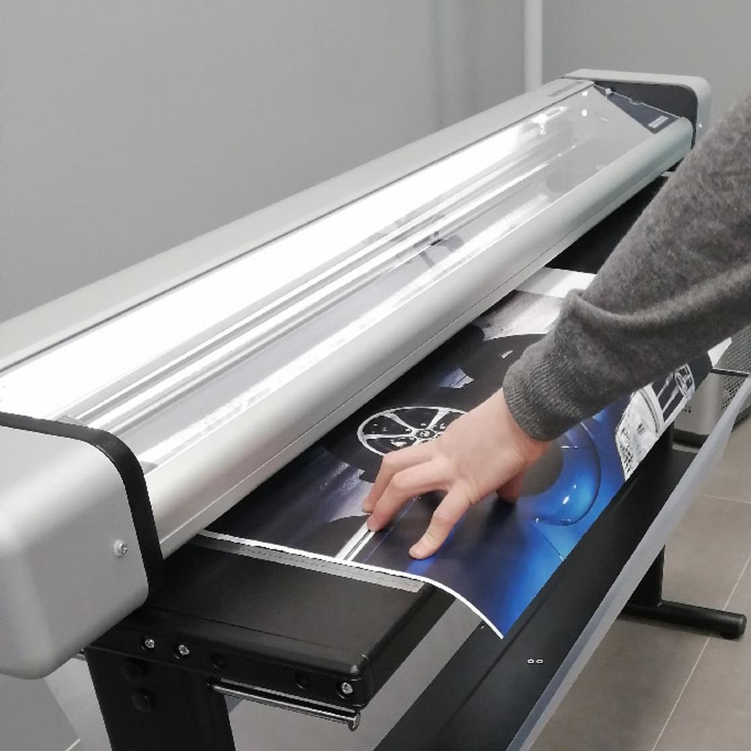 Opérateur calant un tirage sur la table, coupeuse électrique NEOLT Electro Trim 150