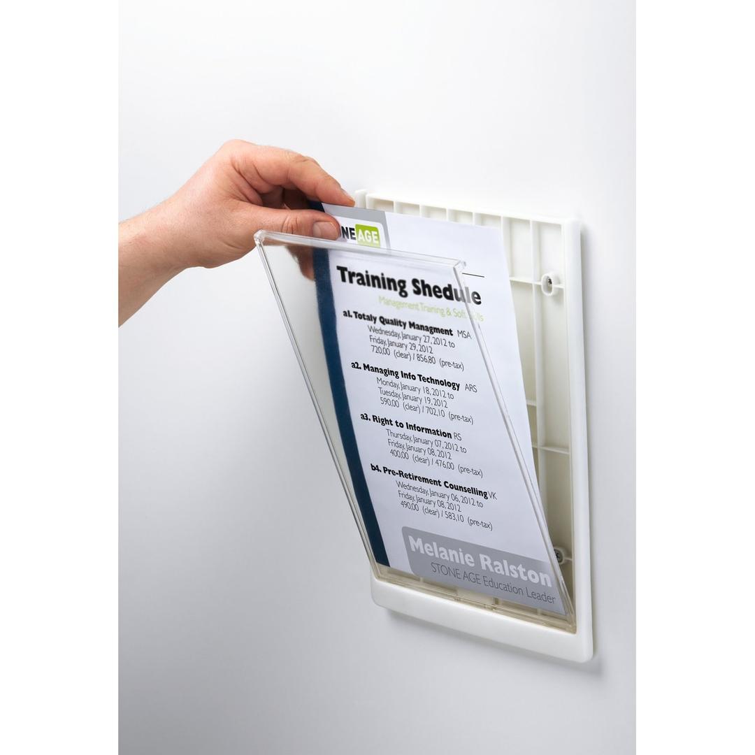 Main qui ouvre la fenêtre de la plaque DURABLE CLICK SIGN A4 blanche pour changer la feuille