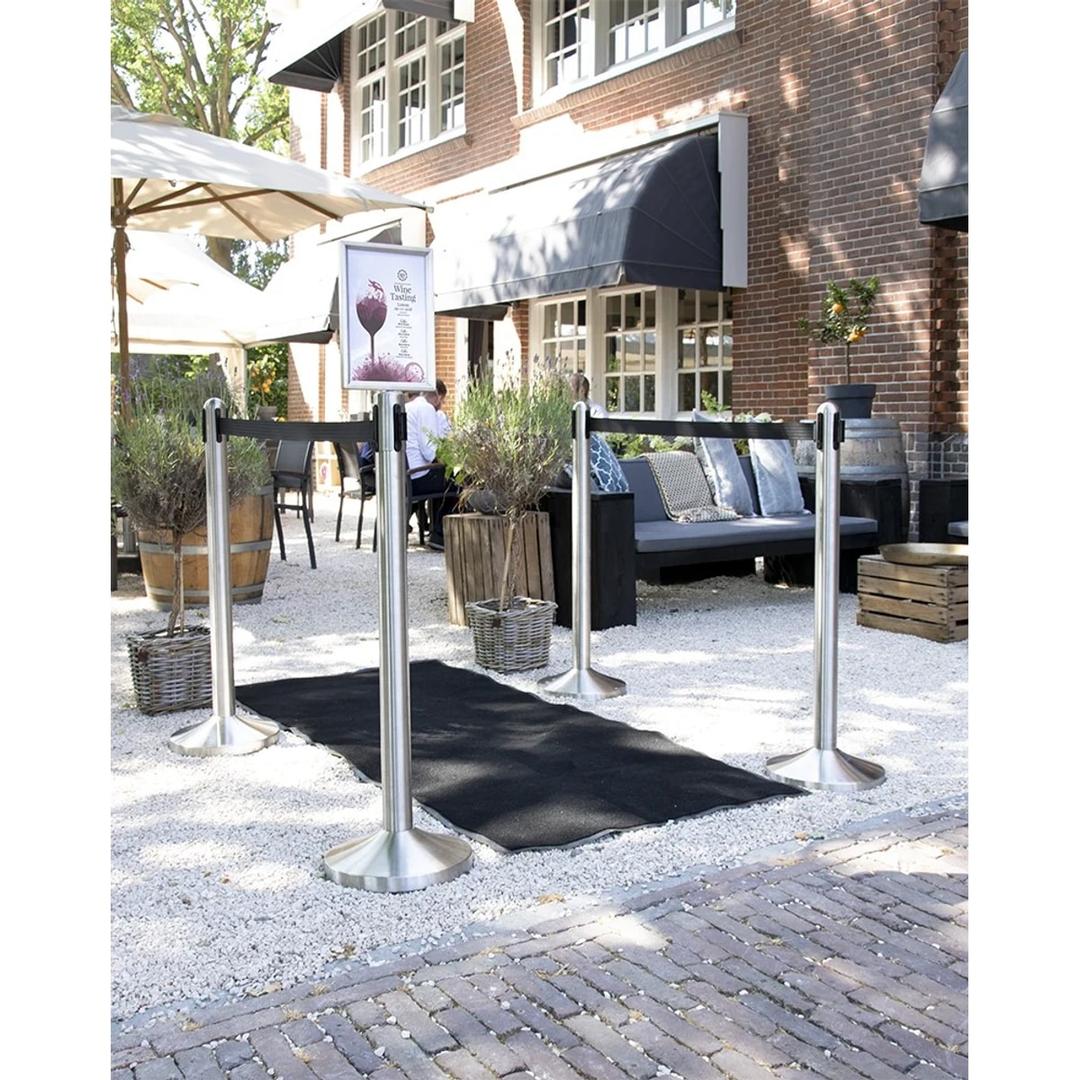 Avec socle, inox brossé, sangle noire Poteau de guidage RETRACTABLE SECURIT - Poteaux Securit RETRACTABLE à sangle noire guidant vers une entrée