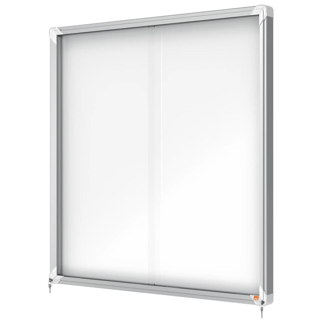 Intérieure, portes coulissantes, fond magnétique, 12 x A4 Vitrine d'affichage Premium Plus NOBO - Vitrine d'affichage nobo Premium Plus à portes coulissantes 12 x A4, vue de trois quarts