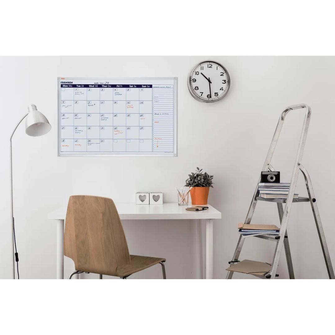Vue mensuelle ou sur 7 jours, 90 x 60 cm, impression en allemand et en anglais Tableau planning semainier X-tra!Line FRANKEN - Tableau planning FRANKEN X-tra!Line au mur d'un bureau, en situation
