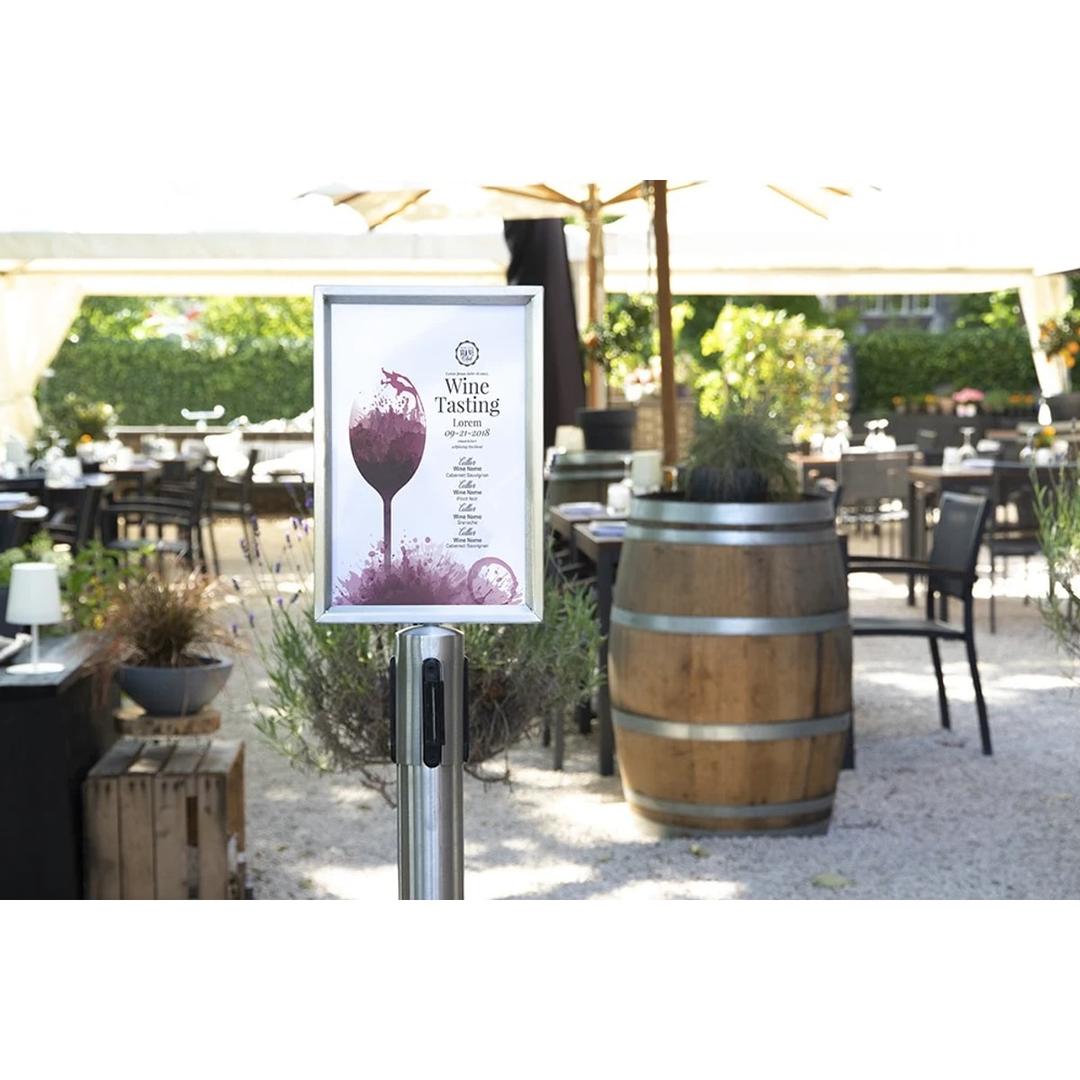 A4 portrait, inox brossé Cadre d'information pour poteau RETRACTABLE EUROPEL - Cadre A4 EUROPEL inox sur poteau RETRACTABLE, terrasse de restaurant