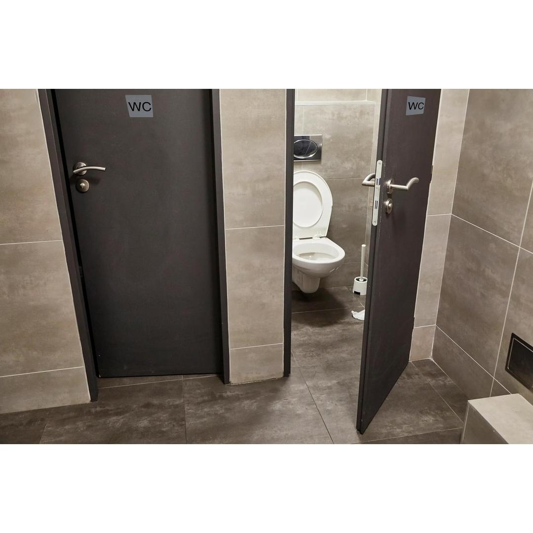 Aspect aluminium brossé, 75 x 75 mm Plaque adhésive WC 67179E EXACOMPTA - Plaque WC EXACOMPTA 67179E collée sur une porte de toilettes
