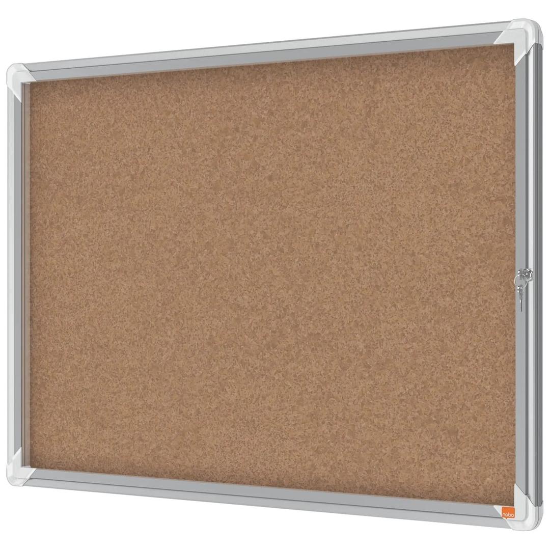 Intérieure, fond en liège, 8 x A4 Vitrine d'affichage Premium Plus NOBO - Vitrine d'affichage d'intérieur nobo Premium Plus en liège 8 x A4, vue de trois quarts