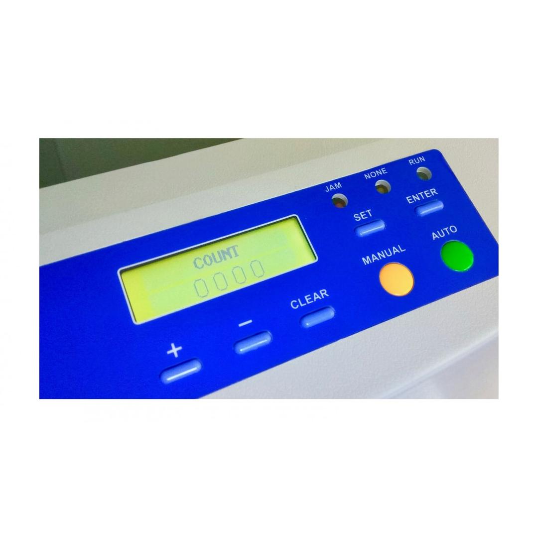 Plieuse-agrafeuse de livrets à dos carré SF-500EU SRA3 SUPERFAX - Panneau de commande à écran LCD de la plieuse-agrafeuse Superfax SF-500EU, compteur et touches manuel et auto