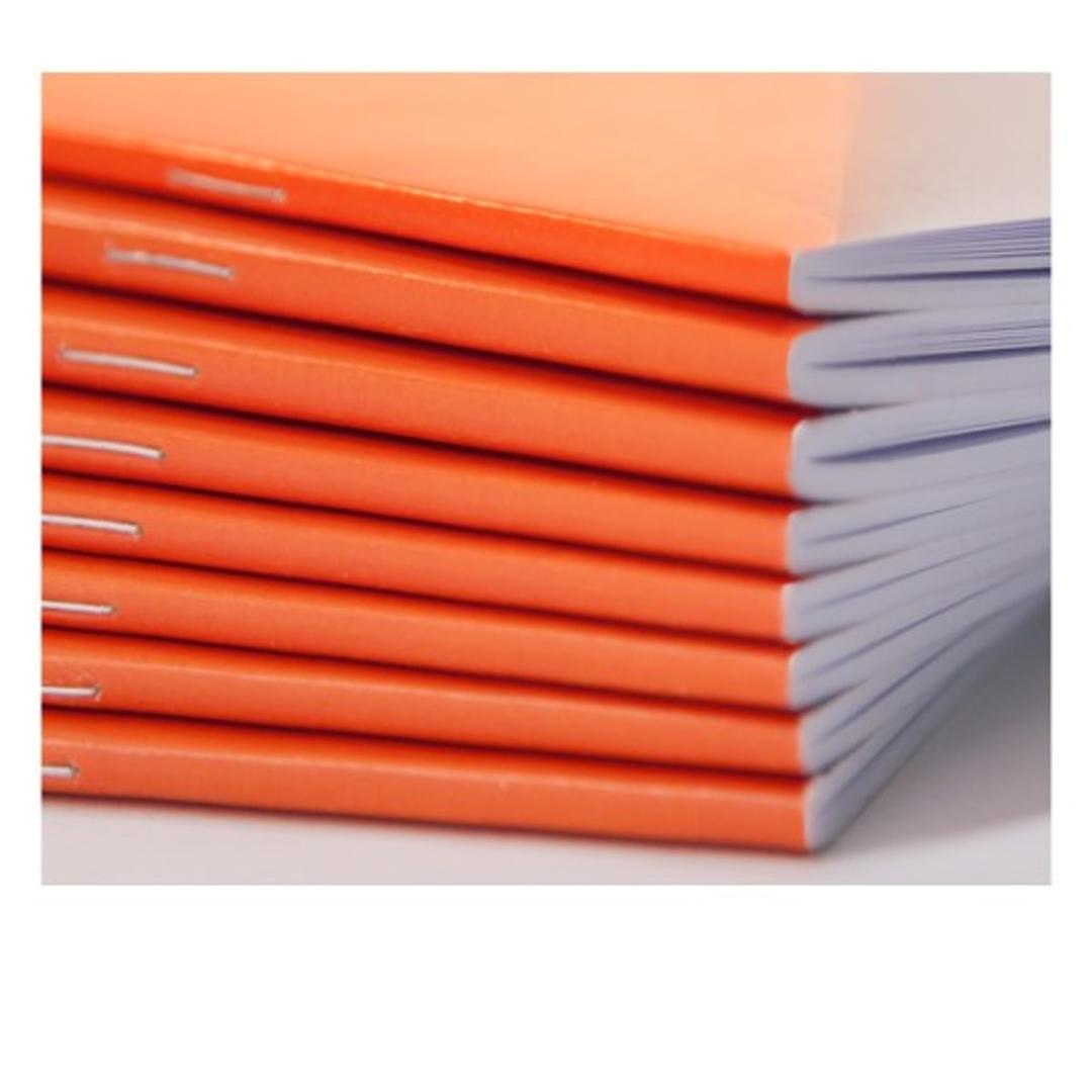 Plieuse-agrafeuse de livrets à dos carré SF-500EU SRA3 SUPERFAX - Brochures à dos carré empilées, réalisées à la plieuse-agrafeuse Superfax SF-500EU