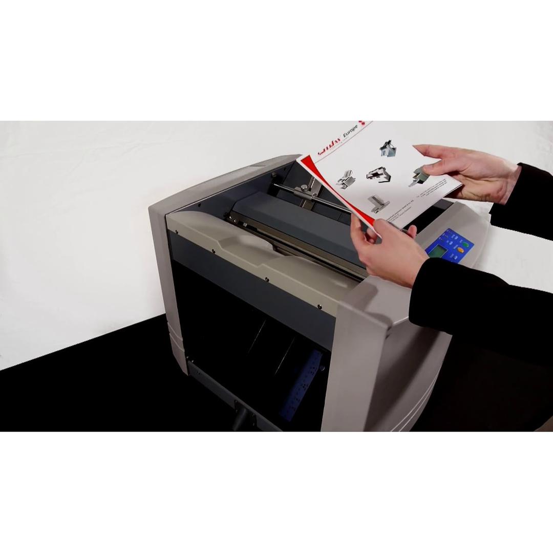 Plieuse-agrafeuse de livrets à dos carré SF-500EU SRA3 SUPERFAX - Chargement d'une liasse dans la plieuse-agrafeuse Superfax SF-500EU