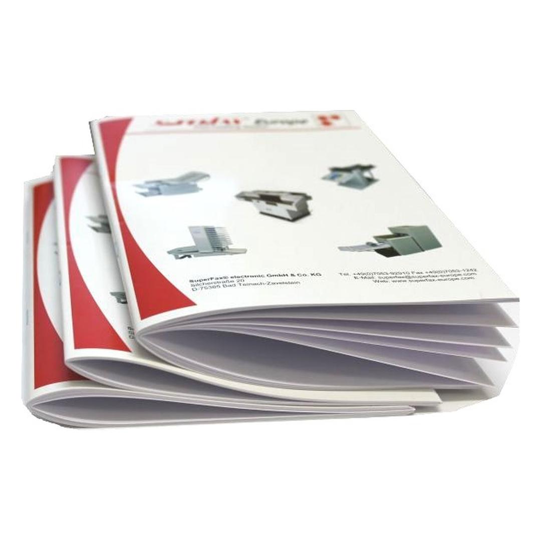 Plieuse-agrafeuse de livrets à dos carré SF-500EU SRA3 SUPERFAX - Brochures à dos carré réalisées à la plieuse-agrafeuse Superfax SF-500EU