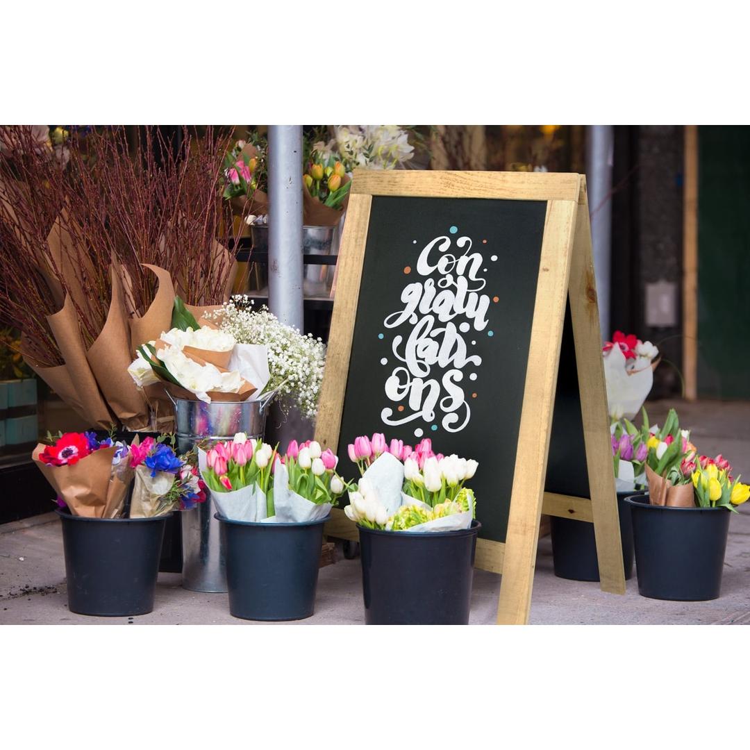 Hauteur 85 cm, double face, cadre naturel Stop-trottoir ardoise NATURE SECURIT - Stop-trottoir Securit NATURE naturel devant un fleuriste