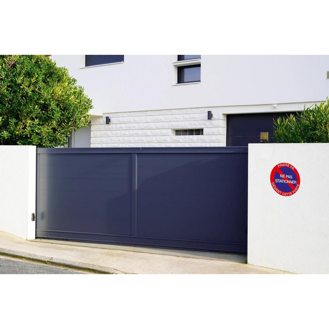 Devant cette porte, polypropylène, Ø 30 cm Panneau interdit de stationner 67102E EXACOMPTA - Panneau EXACOMPTA 67102E fixé sur un portail