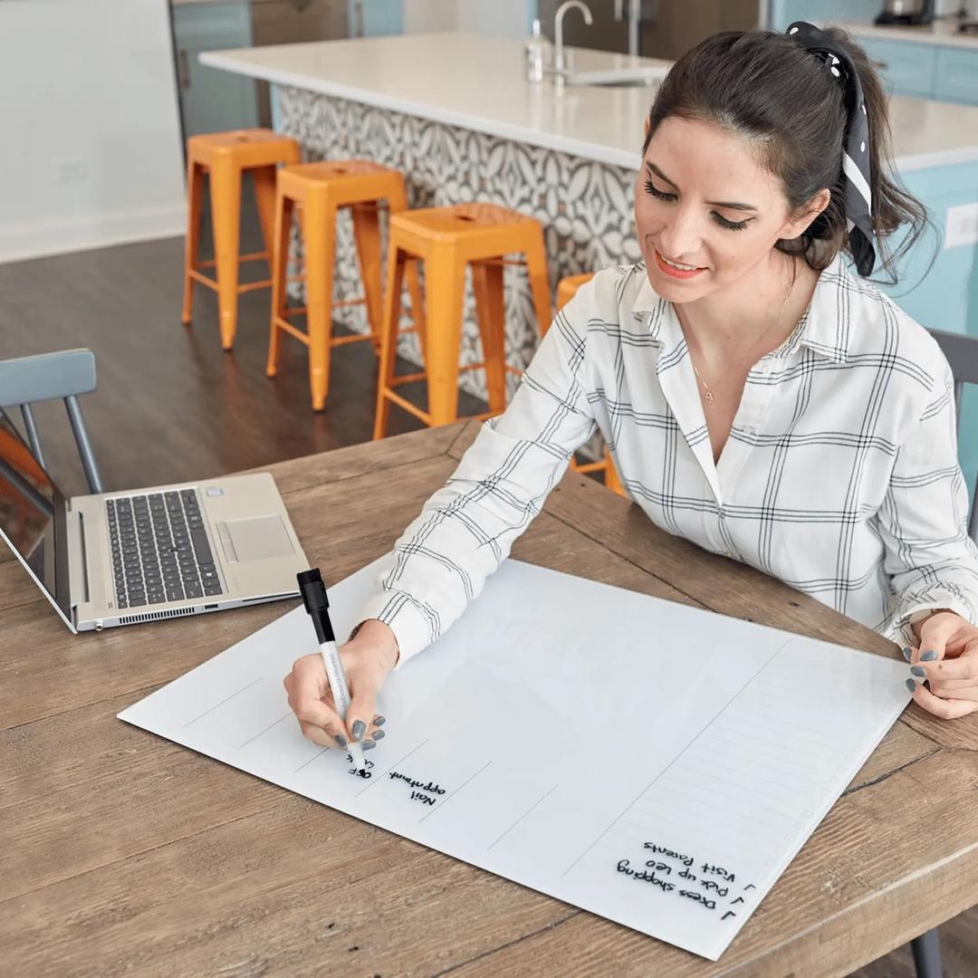 56 x 43 cm, à poser à plat Planning hebdomadaire de bureau en verre NOBO - Planning hebdomadaire en verre Nobo posé sur un bureau, en situation