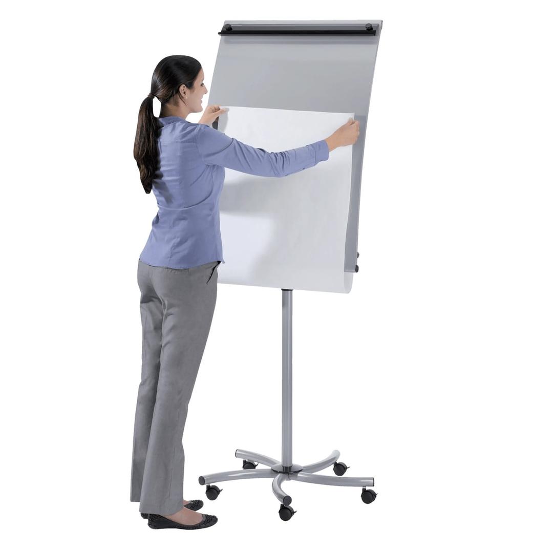 Papier en rouleau de 35 m, surface bombée magnétique Paperboard mobile PRO Paper Roll FRANKEN - Utilisatrice tirant le papier du paperboard FRANKEN PRO Paper Roll