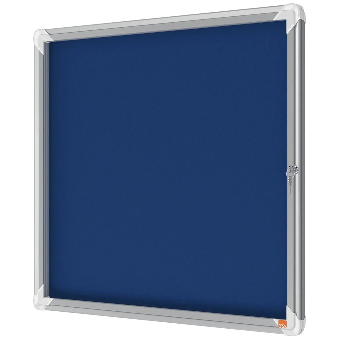 Intérieure, fond en feutre bleu, 6 x A4 Vitrine d'affichage Premium Plus NOBO - Vitrine d'affichage d'intérieur nobo Premium Plus en feutre bleu 6 x A4, vue de trois quarts