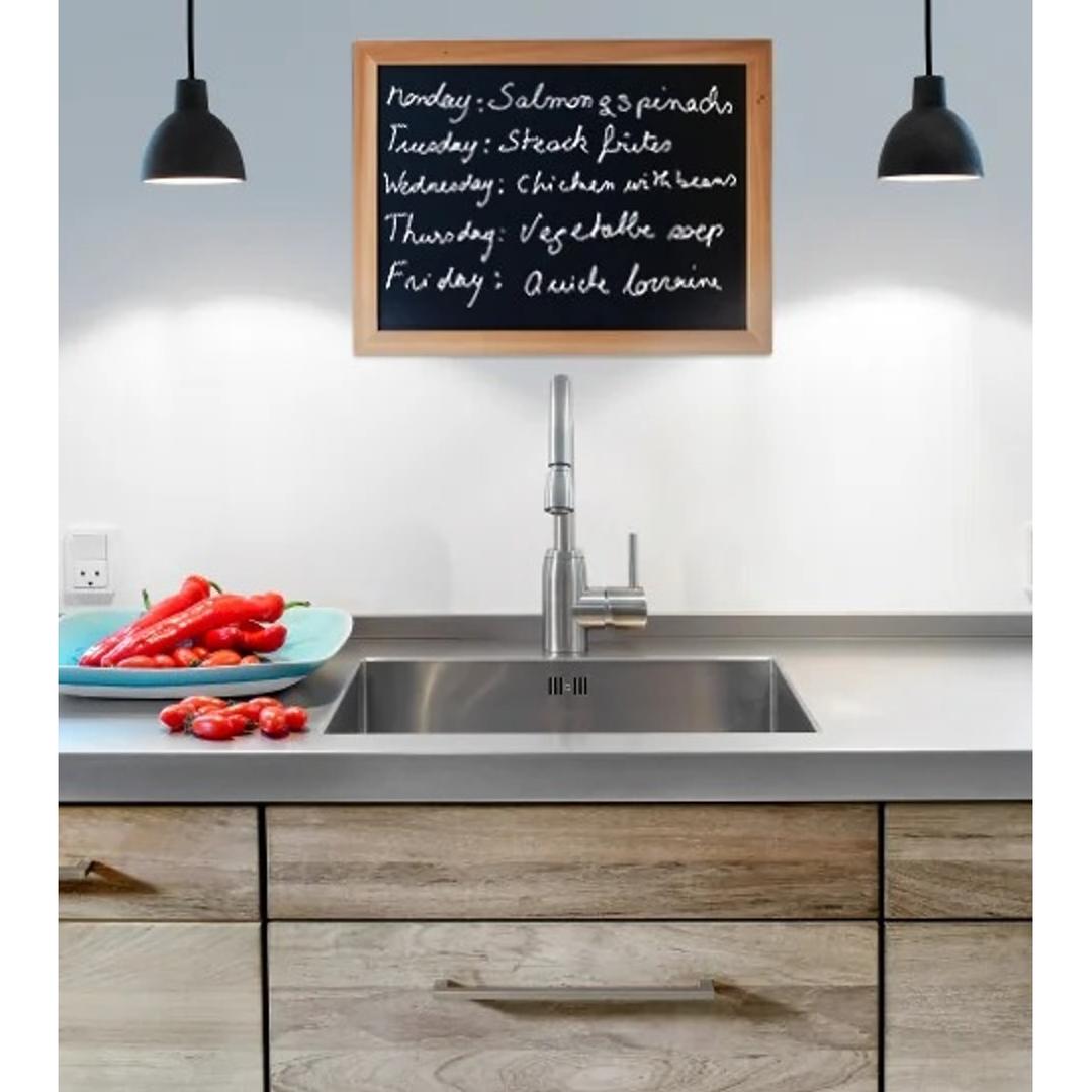 Cadre teck, surface noire, 800 x 600 mm Tableau craie WOODY SECURIT - Tableau craie Securit WOODY à cadre teck affiché en menu dans une cuisine