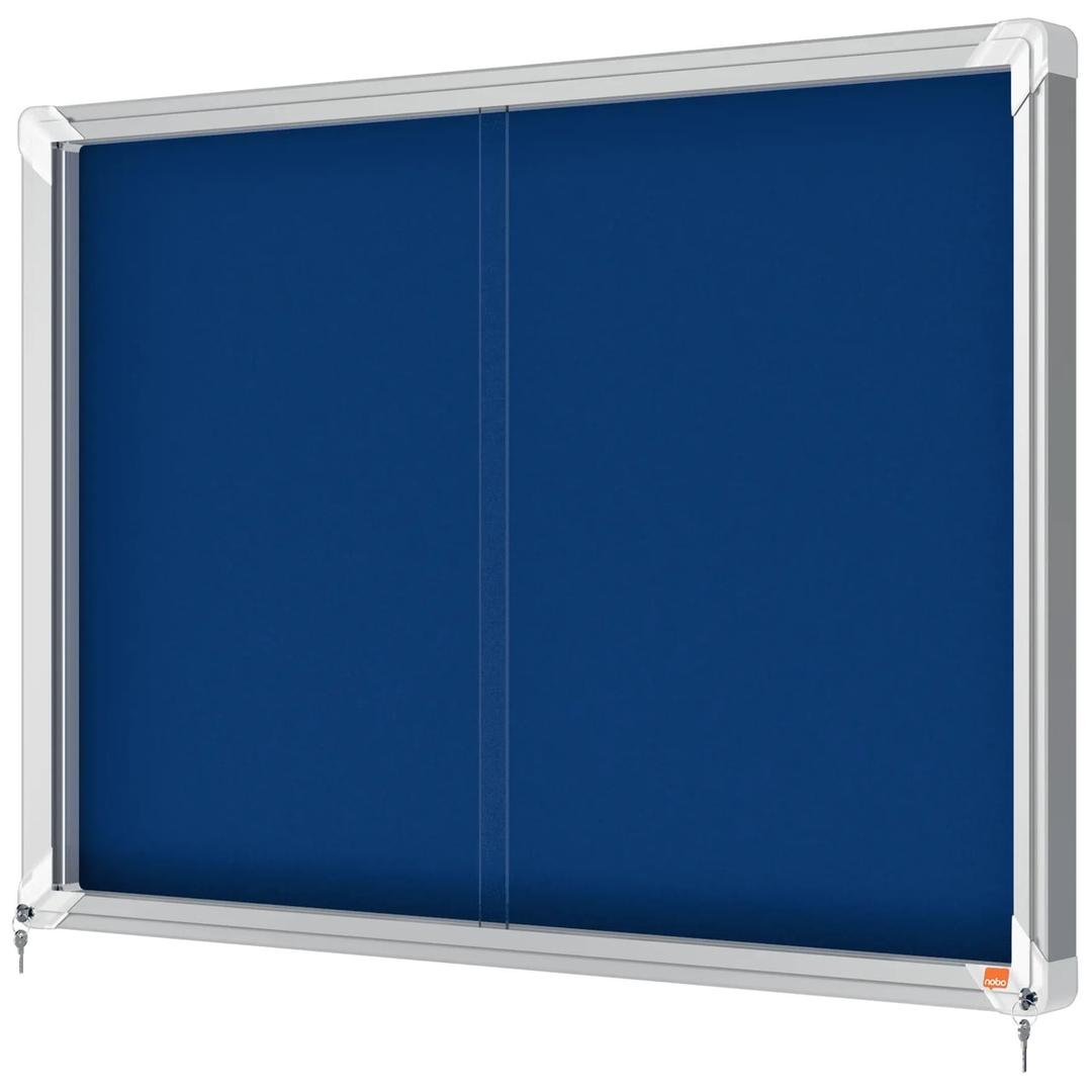 Intérieure, portes coulissantes, fond en feutre bleu, 8 x A4 Vitrine d'affichage Premium Plus NOBO - Vitrine d'affichage nobo Premium Plus à portes coulissantes, feutre bleu 8 x A4, vue de trois quarts