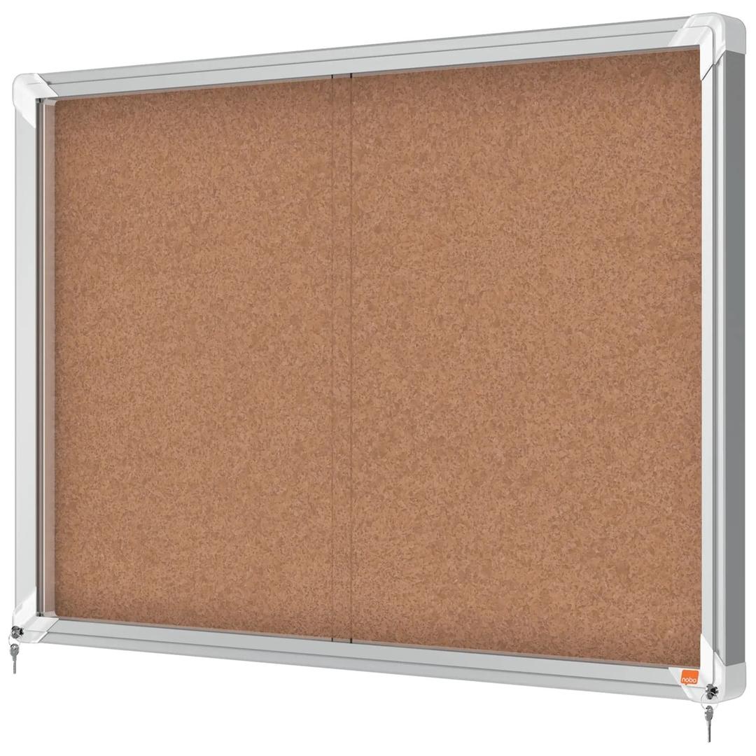 Intérieure, portes coulissantes, fond en liège, 8 x A4 Vitrine d'affichage Premium Plus NOBO - Vitrine d'affichage nobo Premium Plus à portes coulissantes en liège 8 x A4, vue de trois quarts