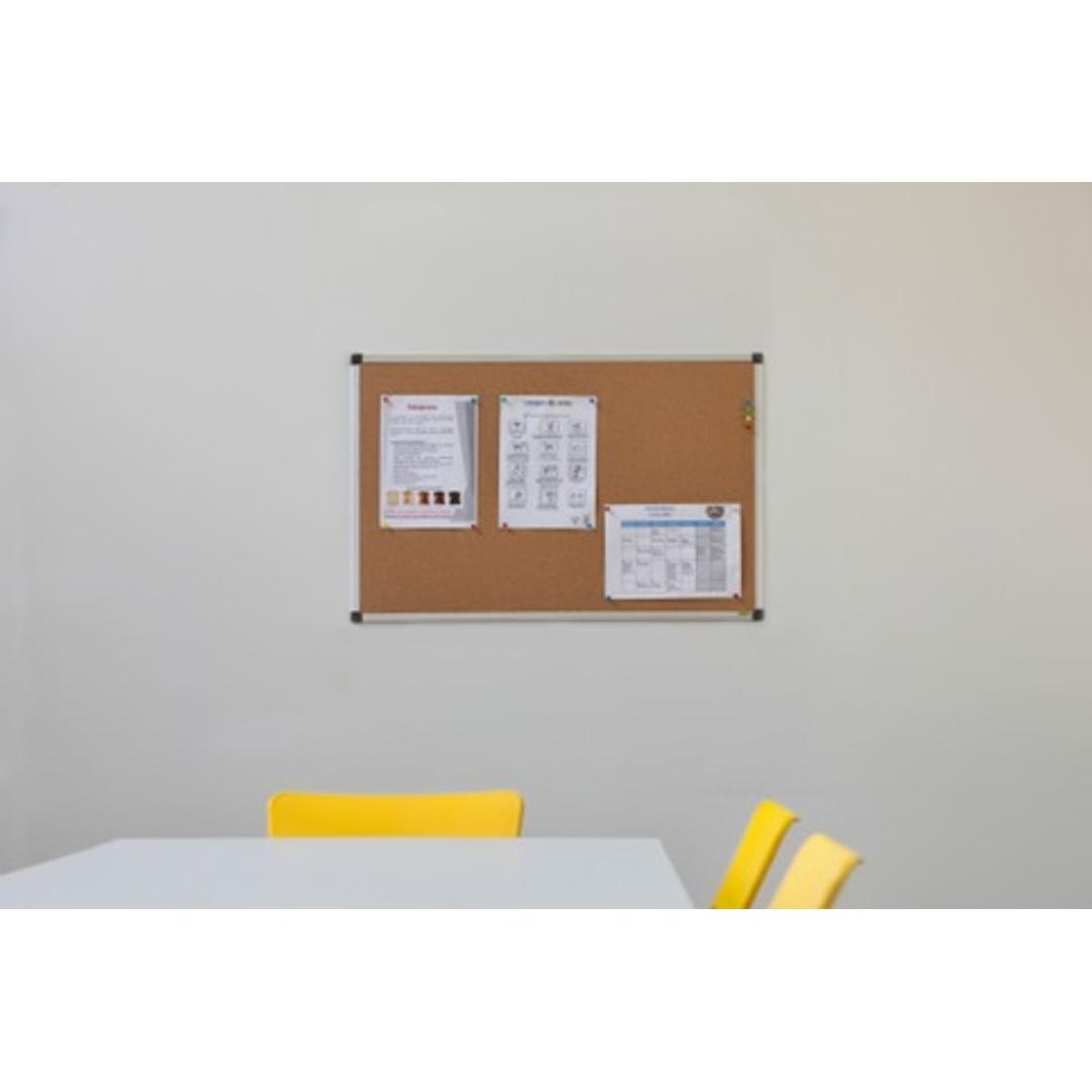 Cadre aluminium, 900 x 600 mm Tableau en liège Maya BI-OFFICE - Tableau en liège Bi-Office Maya à cadre aluminium, 900 x 600 mm, au mur, avec des documents punaisés