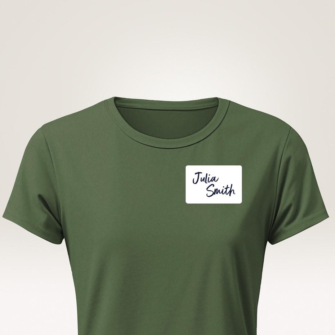80 x 54 mm, soie d'acétate, 40 étiquettes Étiquette badge à écrire AVERY - Étiquette nominative écrite à la main, portée sur un tee-shirt