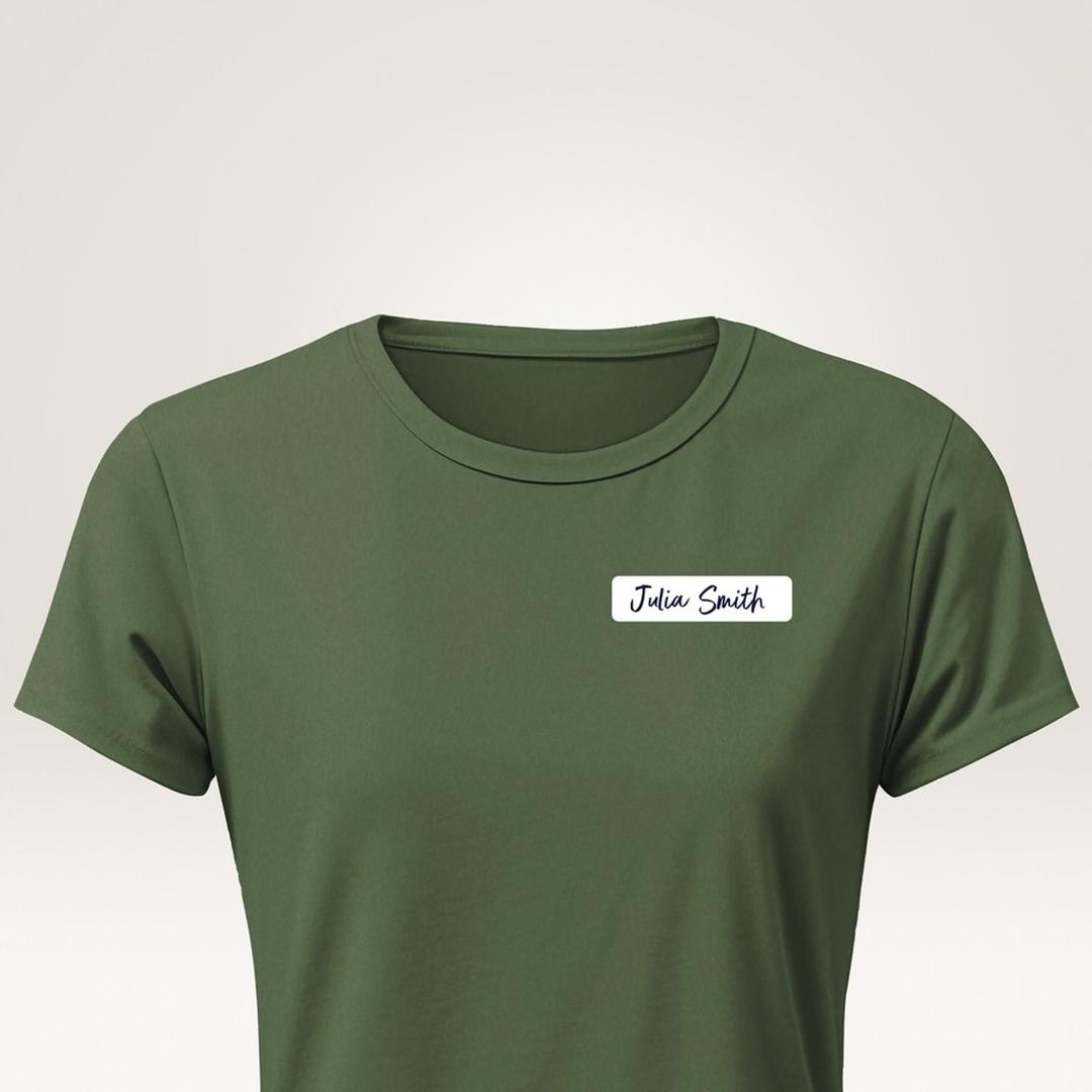 76 x 19 mm, soie d'acétate, 120 étiquettes Étiquette badge à écrire AVERY - Étiquette nominative écrite à la main, portée sur un tee-shirt