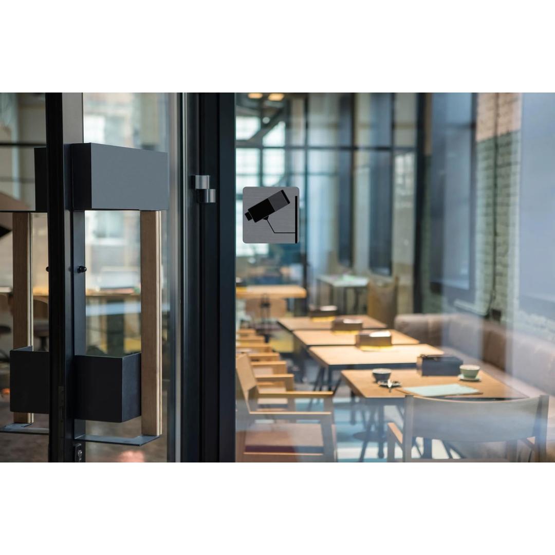 Carrée, aspect aluminium brossé, 75 x 75 mm Plaque Surveillance caméra adhésive 67180E EXACOMPTA - Plaque Surveillance caméra EXACOMPTA à l'entrée d'un restaurant