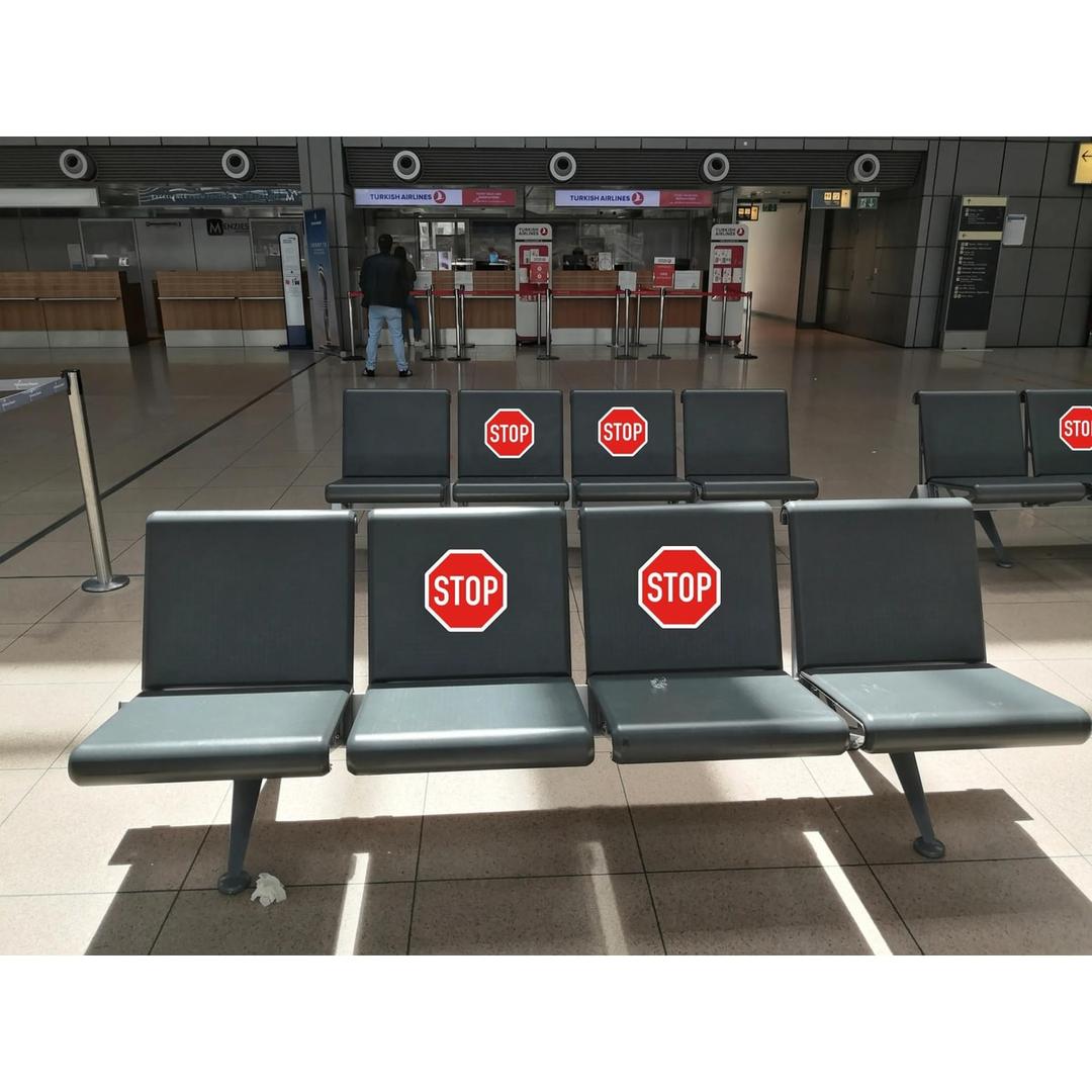 Antidérapant, polypropylène, 30 x 30 cm Panneau STOP adhésif 67010E EXACOMPTA - Panneau STOP EXACOMPTA collé au sol devant des sièges d'aéroport