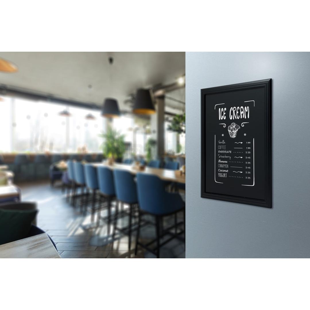 Cadre noir, 565 x 763 mm Tableau craie UNIVERSAL SECURIT - Ardoise murale Securit UNIVERSAL noire affichée en carte de glaces dans un restaurant