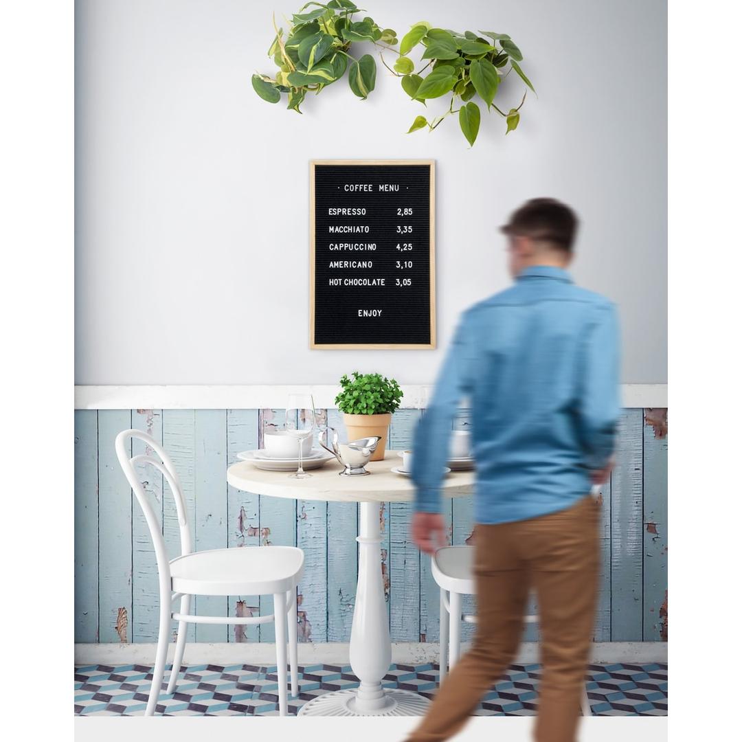 Feutre, cadre en bois massif, 400 x 600 mm Letter board SECURIT - Letter board Securit en feutre à cadre en bois massif, 400 x 600 mm, au mur d'un café