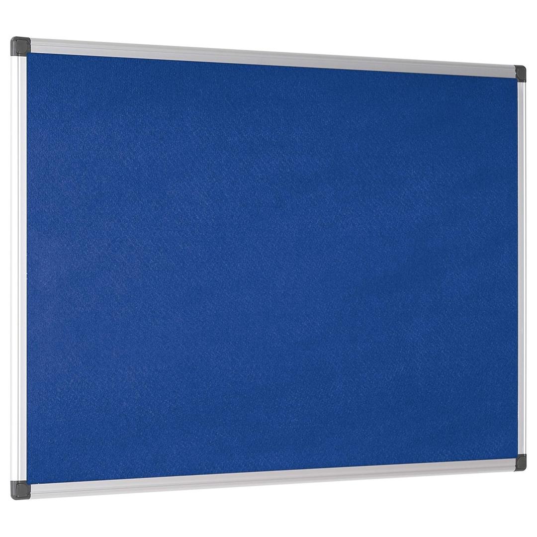 Feutre bleu, cadre aluminium, 900 x 600 mm Tableau feutrine Maya BI-OFFICE - Tableau feutrine Bi-Office Maya bleu à cadre aluminium, 900 x 600 mm, de trois quarts