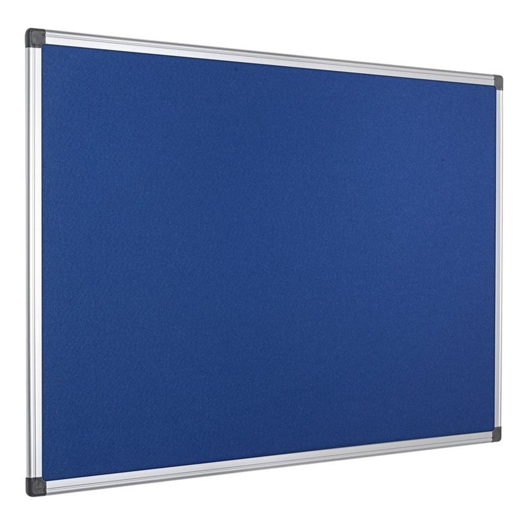 Feutre bleu, cadre aluminium, 900 x 600 mm Tableau feutrine Maya BI-OFFICE - Tableau feutrine Bi-Office Maya bleu à cadre aluminium, 900 x 600 mm, de trois quarts, côté gauche