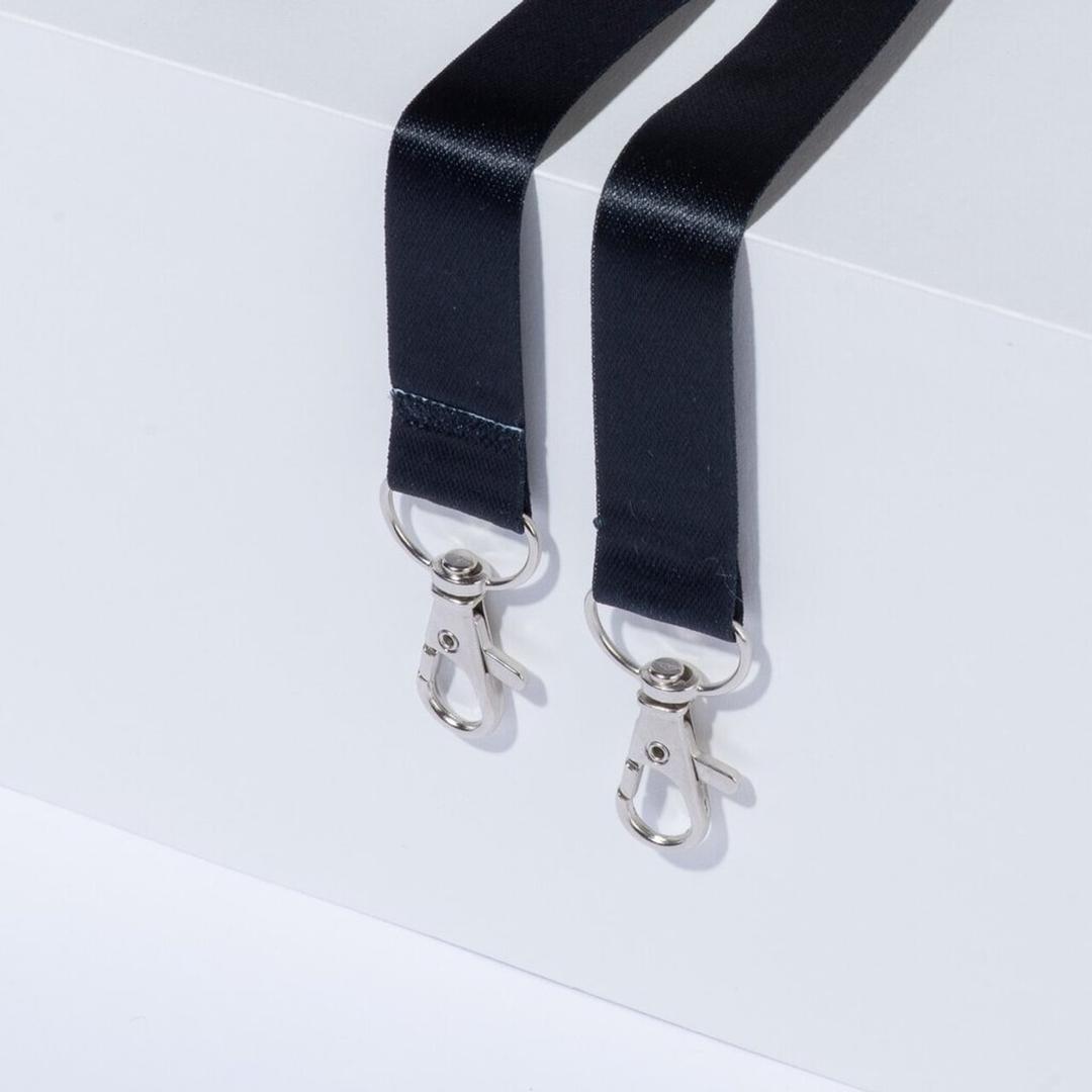 PET recyclé, clip de sécurité, 440 x 20 mm, lot de 10, noir Lanière badge à double mousqueton AVERY - Les deux mousquetons pivotants en métal de la lanière AVERY