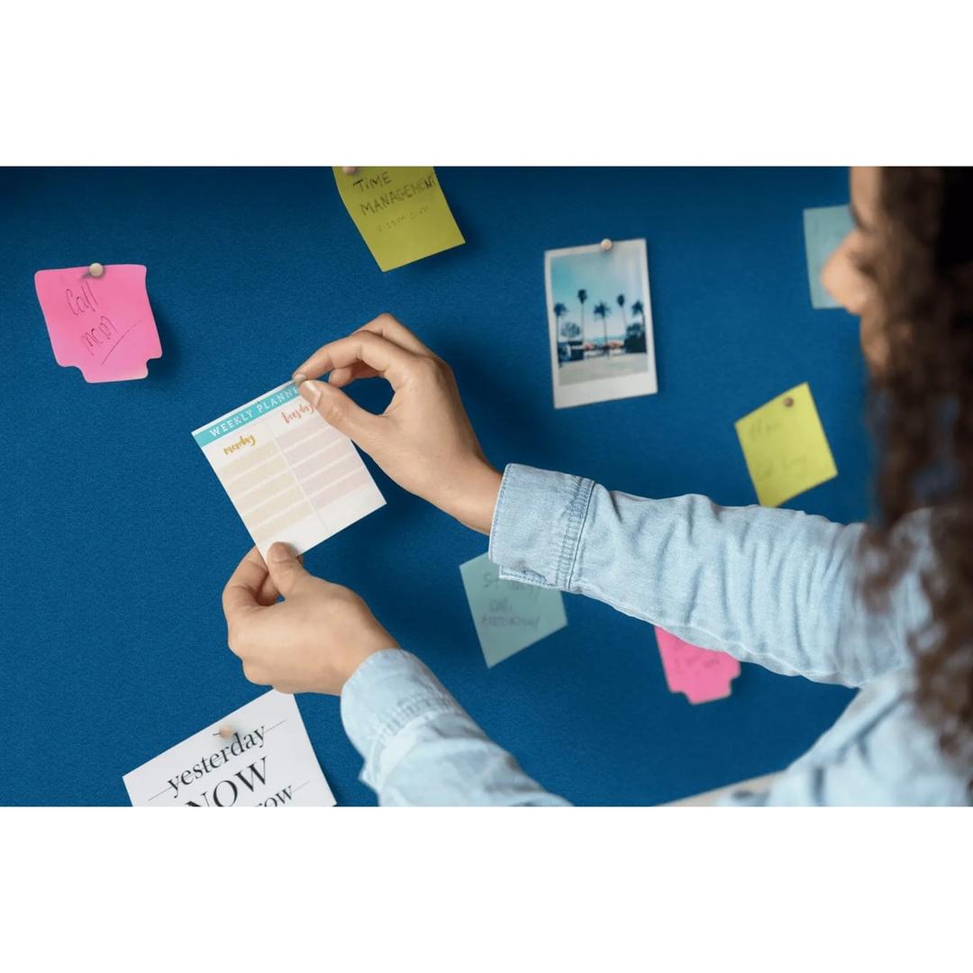 Tableau feutrine nobo Premium Plus bleu à cadre aluminium, 900 x 600 mm, avec des notes punaisées