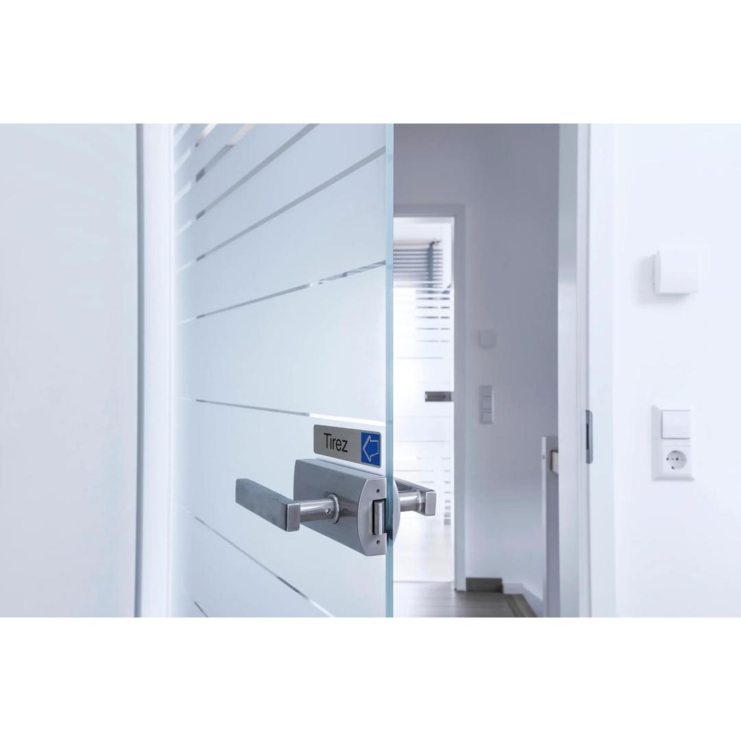 Plaque Tirez EXACOMPTA collée sur une porte vitrée