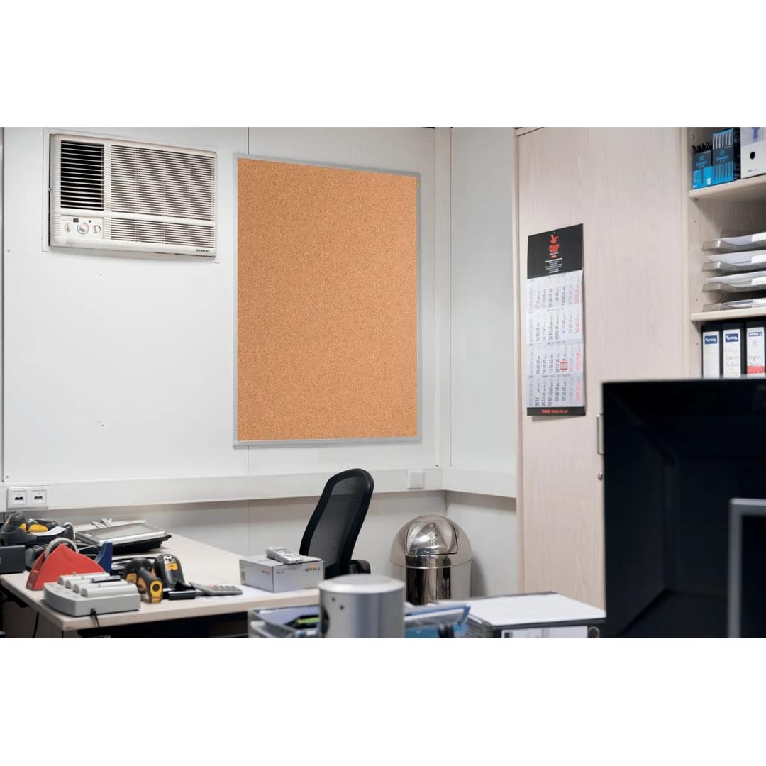 Tableau en liège FRANKEN X-tra!Line à cadre aluminium, 900 x 600 mm, au mur dans un bureau