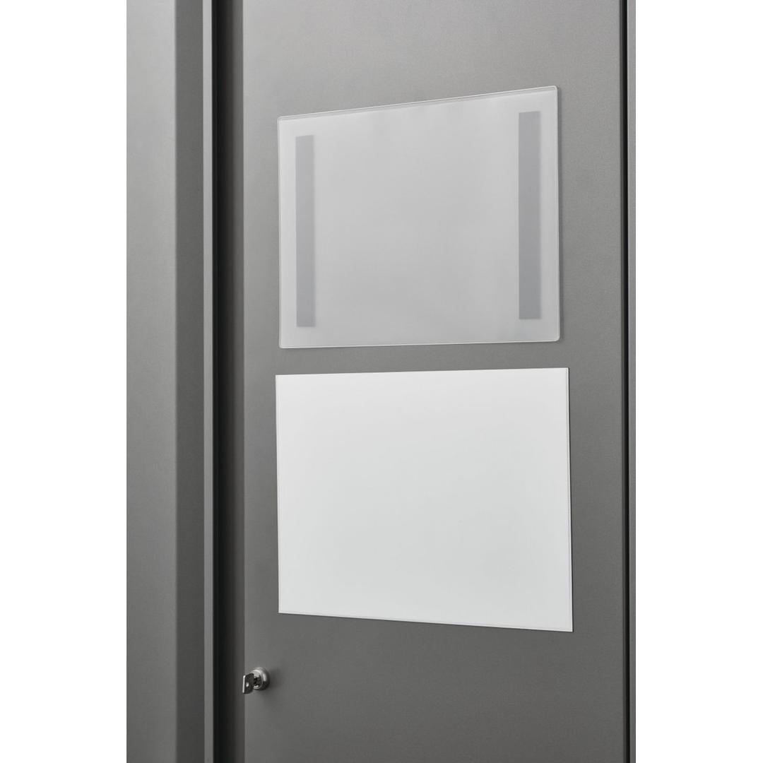 Pochette magnétique magnetoplan magnetofix transparente, A4 paysage, posée sur une porte métallique