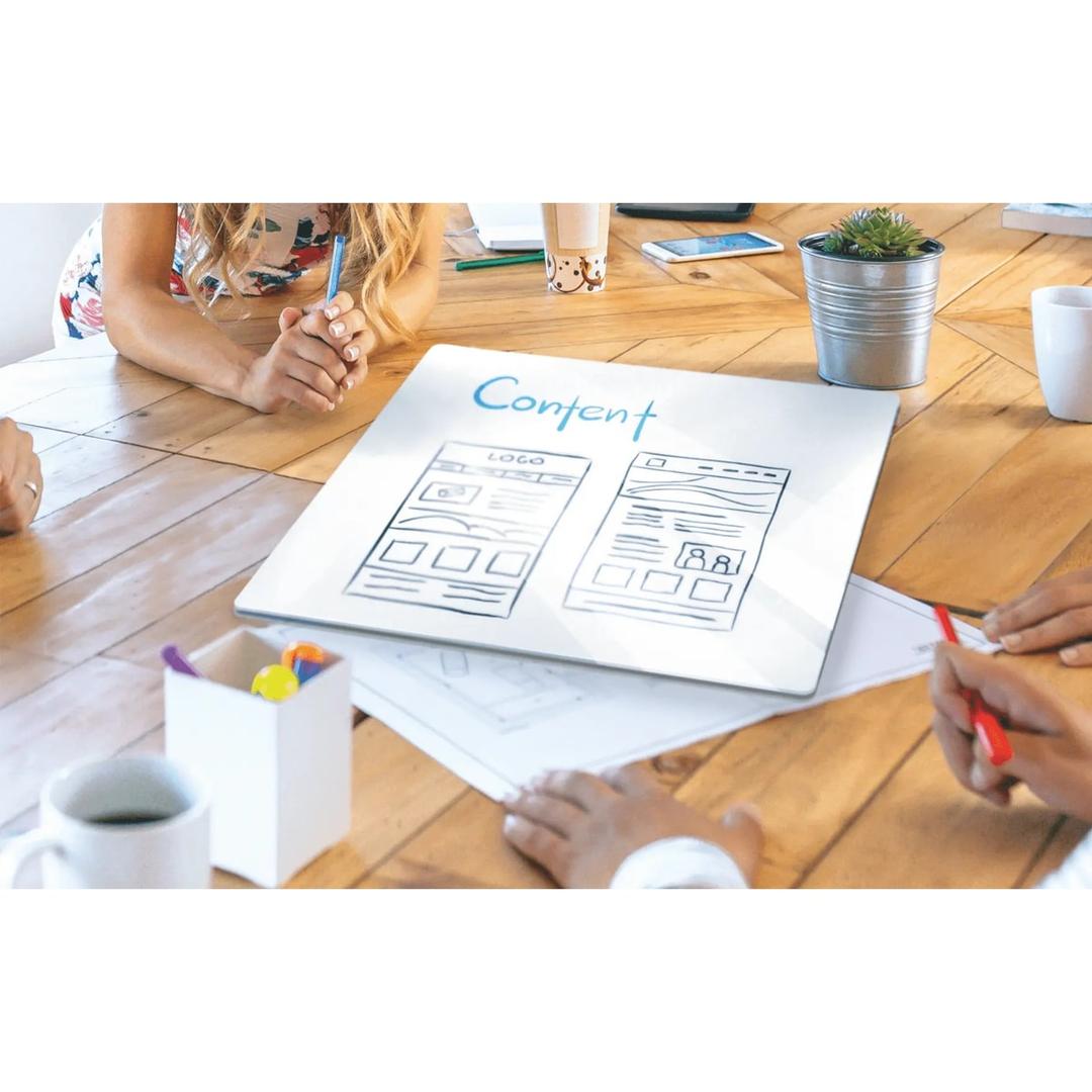 Tableau blanc nobo Frameless Modular décroché et posé sur une table