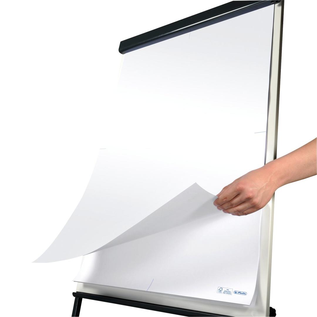 Uni, 20 feuilles, 68 x 99 cm Recharge paperboard 300002673 HERLITZ - Bloc paperboard herlitz sur un chevalet, feuille tournée