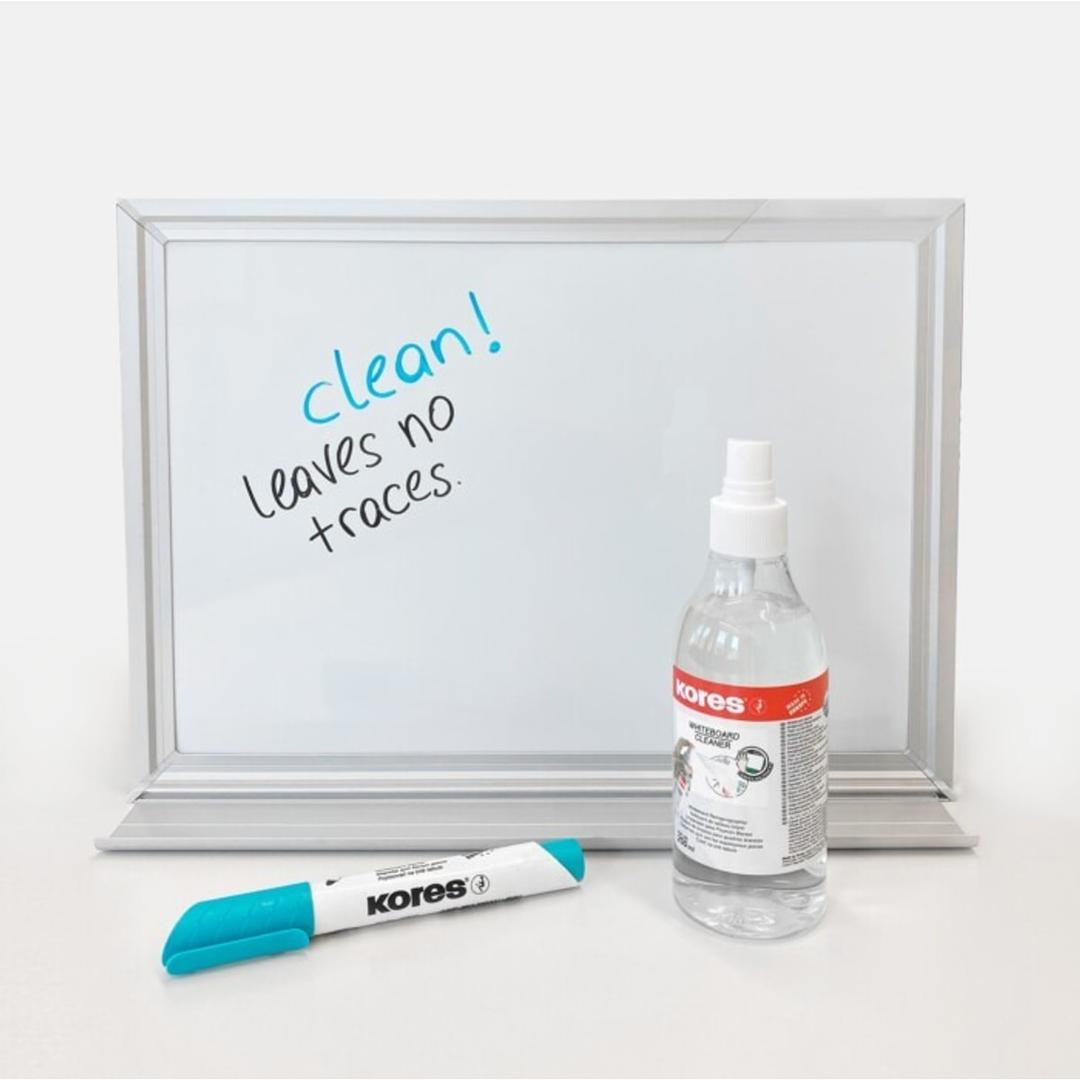 Spray nettoyant Kores vaporisé sur un tableau blanc