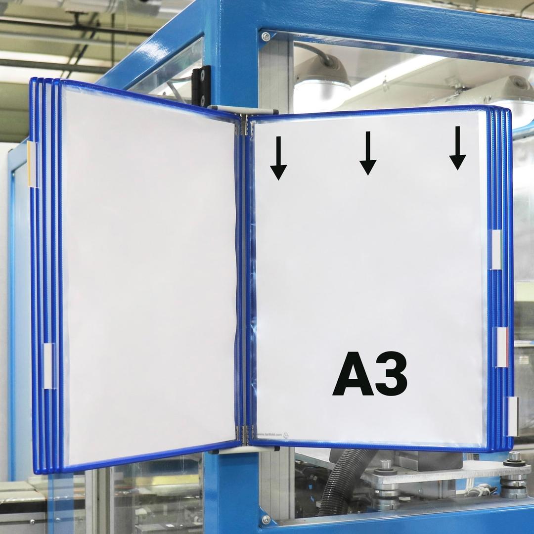 Porte document A3 mural djois fixé au bâti d'une machine, poches bleues