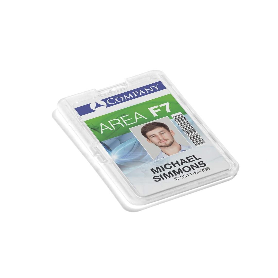 Porte badge PERMANENT DURABLE en portrait avec un badge