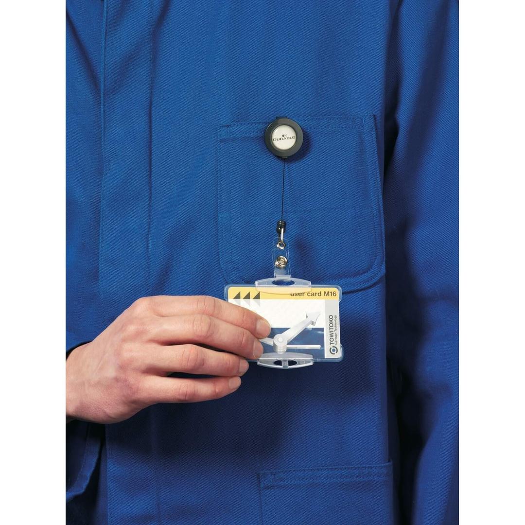 Enrouleur badge DURABLE porté sur une veste avec un porte-carte
