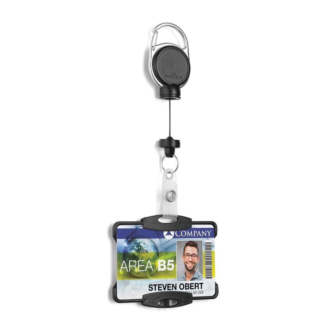 Porte badge EXTRA STRONG DURABLE en portrait avec un badge