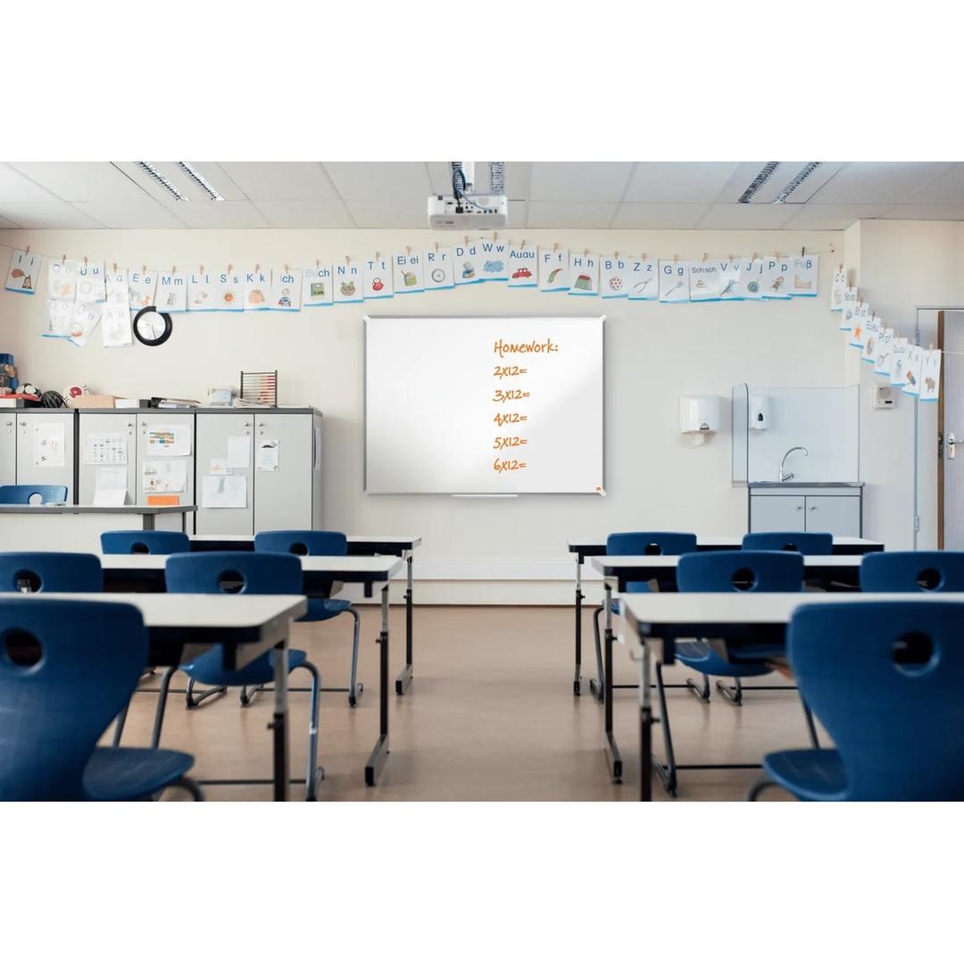 Tableau blanc nobo Premium Plus dans une salle de classe
