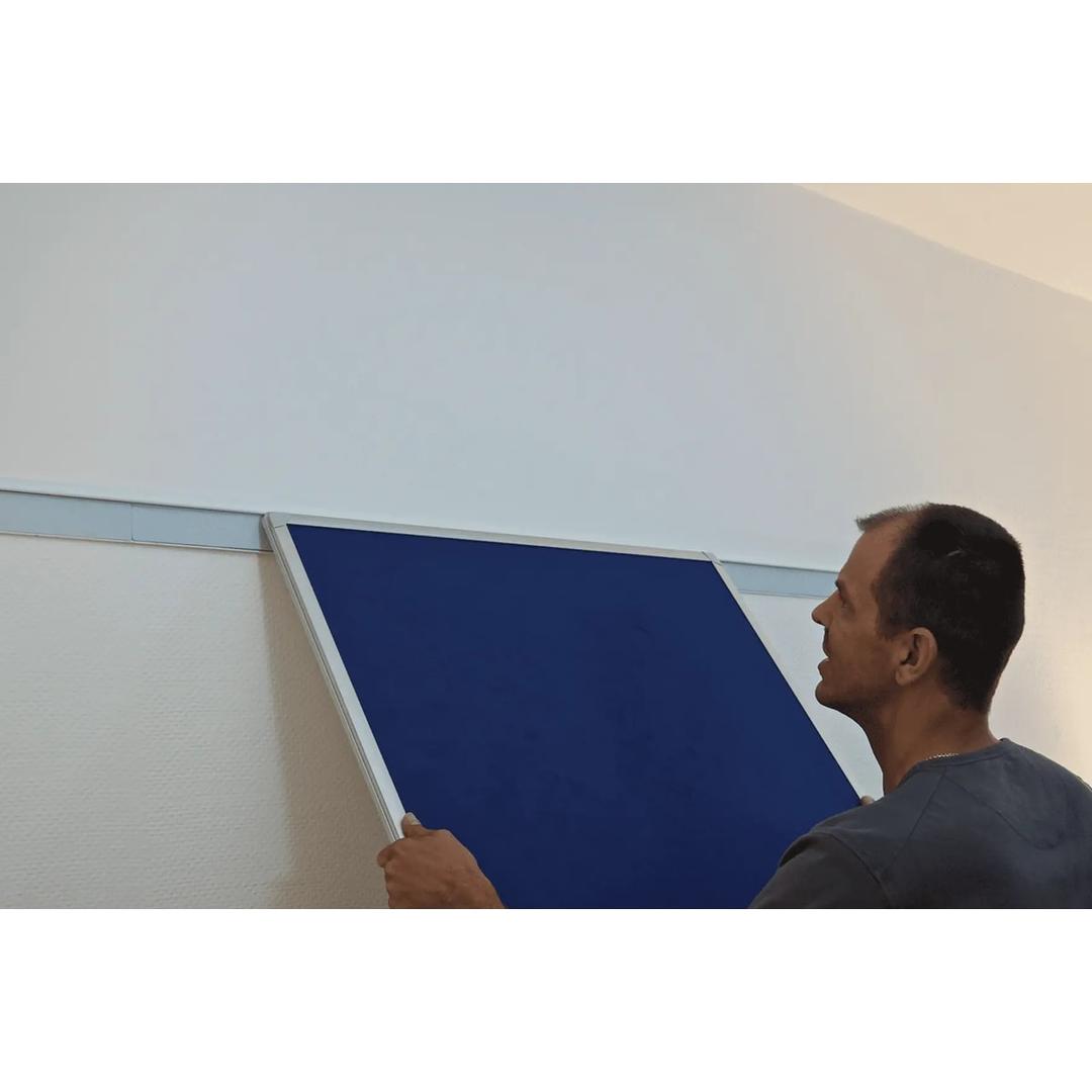 Tableau feutrine FRANKEN PRO bleu à cadre aluminium, accroché sur son rail de montage
