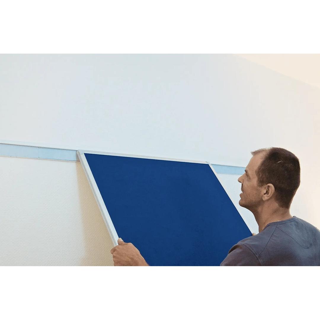 Tableau feutrine FRANKEN PRO bleu à cadre aluminium, mise en place sur le rail