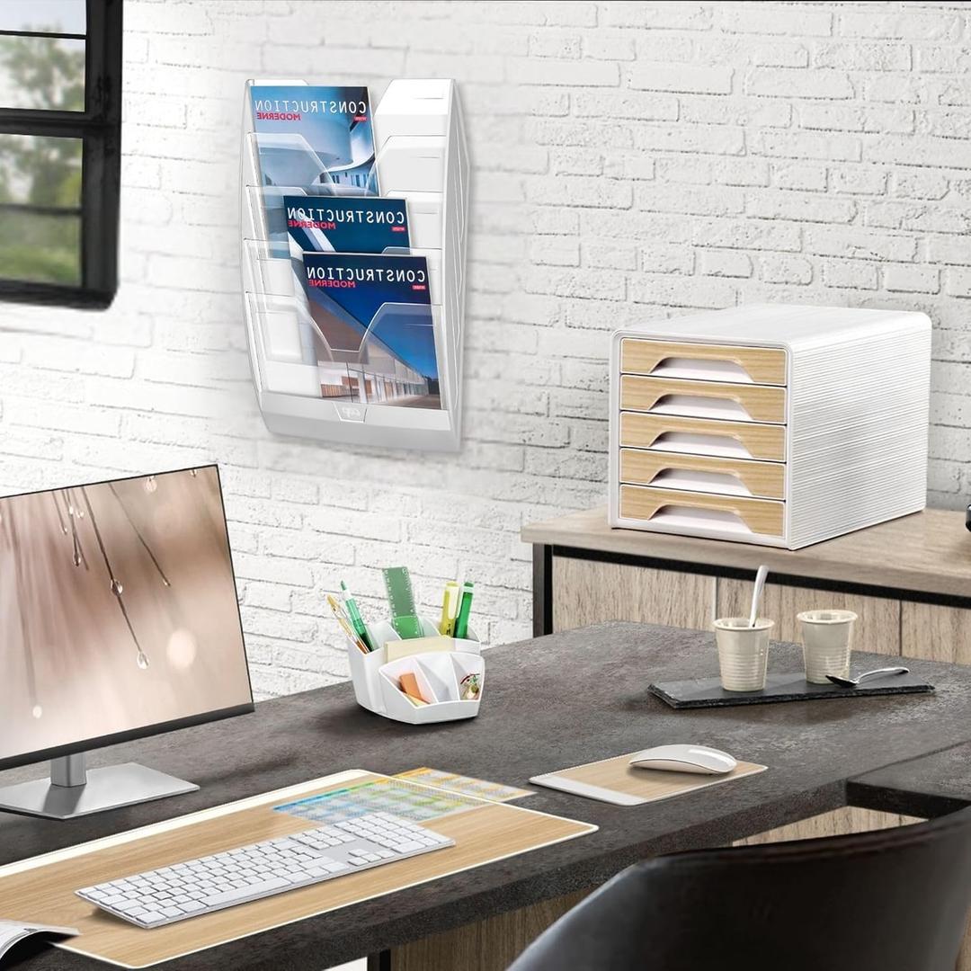 Trieur mural CEP A4, 5 cases, blanc, fixé au mur d'un bureau