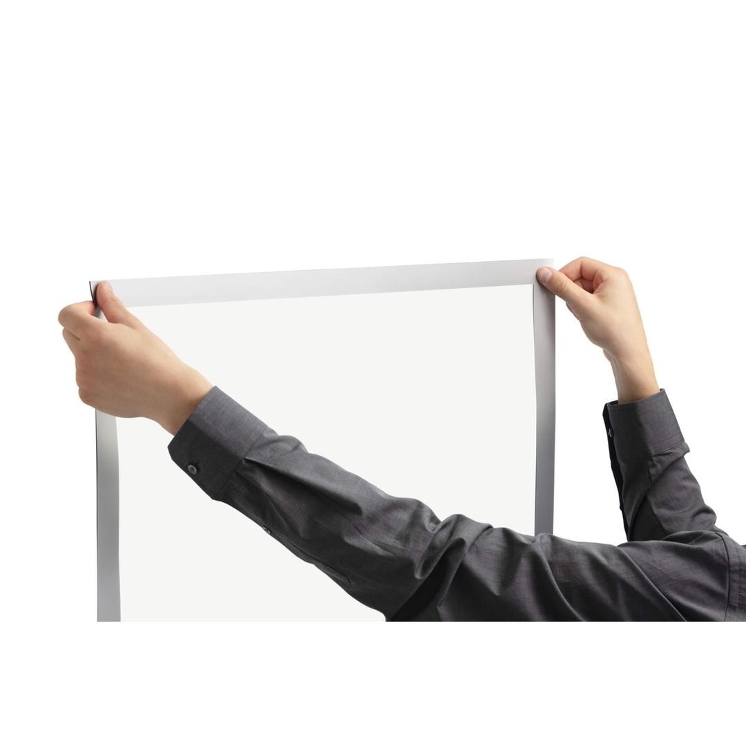 Pose du porte affiche DURAFRAME POSTER sur un mur