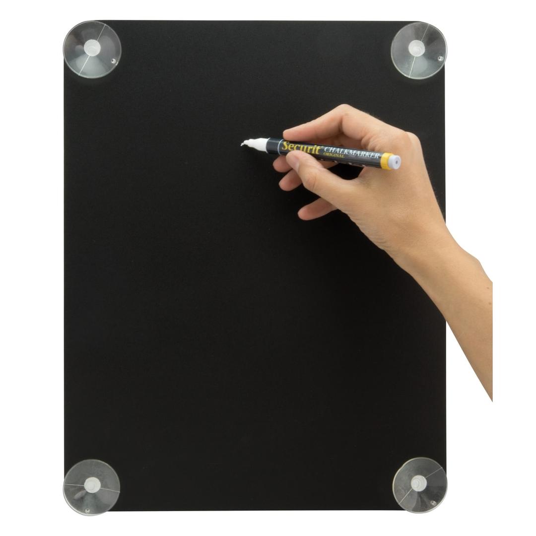 Écriture au feutre-craie sur le tableau craie de vitrine Securit