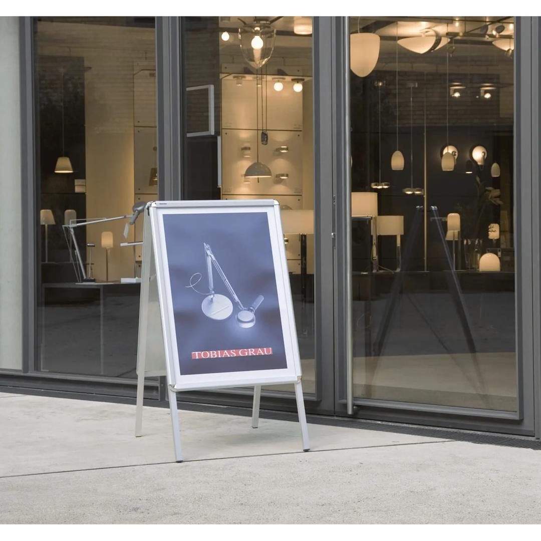 Stop-trottoir porte-affiche FRANKEN Standard devant une vitrine